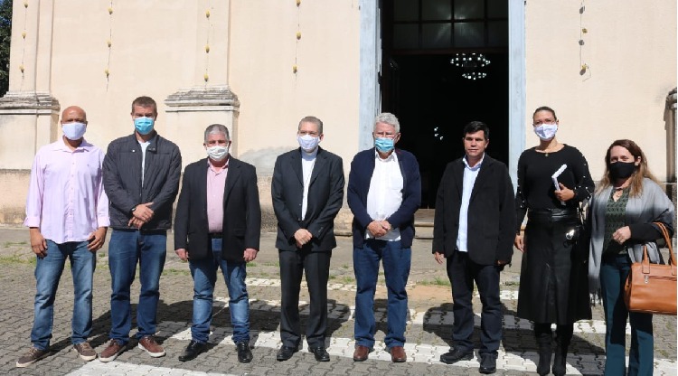 Dom Luiz Henrique se reúne para tratar do projeto de restauração da matriz de Sant’Ana em Piraí