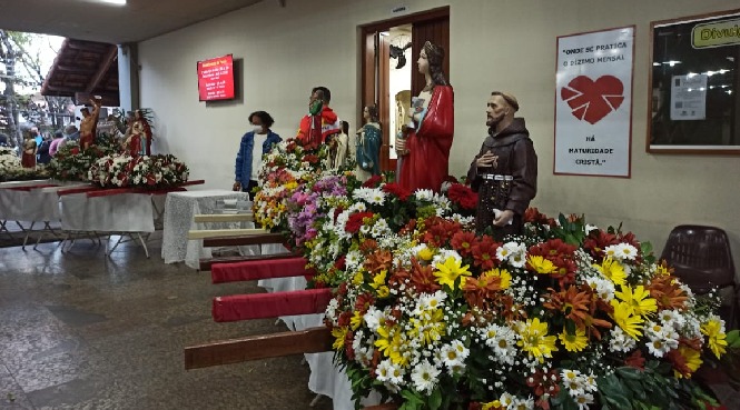 Paróquia São Paulo Apóstolo realiza carreata com todas as comunidades