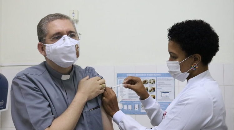 Dom Luiz Henrique recebe 1ª dose da vacina